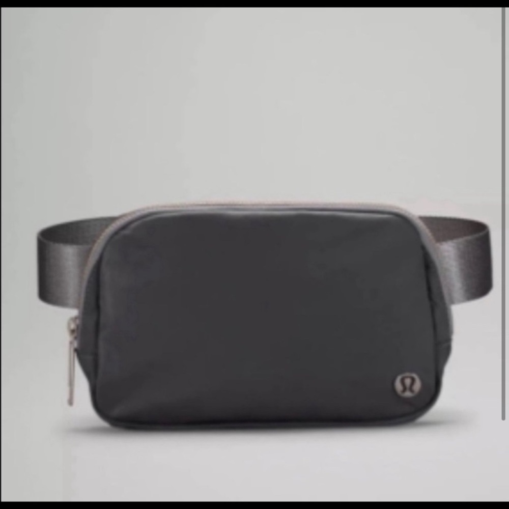 Lululemon Everywhere Belt Bag in Asphalt Gray